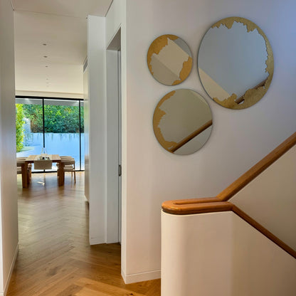 Designspiegel Ornato mit Blattgold im Wohnraum