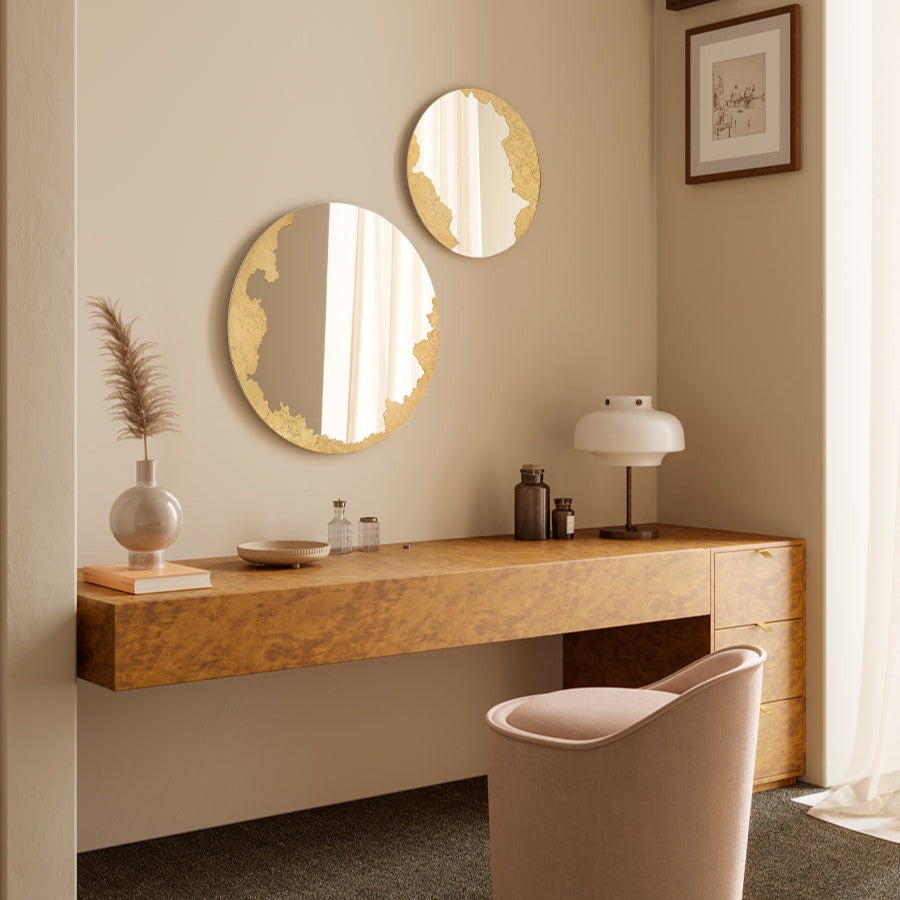 Designspiegel Ornato mit Blattgold im Wohnraum