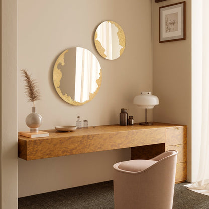 Designspiegel Ornato mit Blattgold im Wohnraum