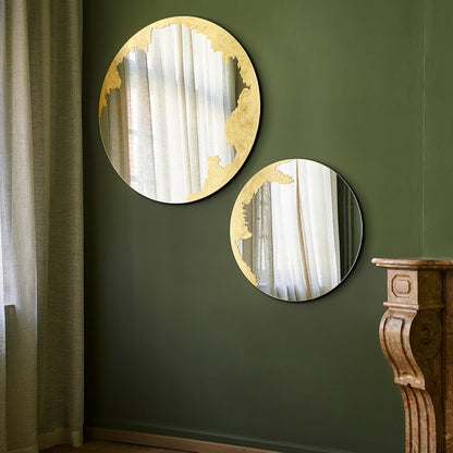 Designspiegel Ornato mit Blattgold im Wohnraum