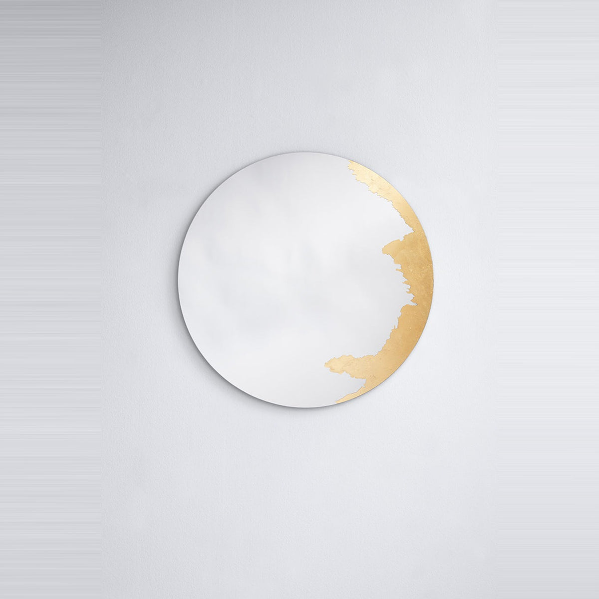 Designspiegel Ornato mit Blattgold freigestellt