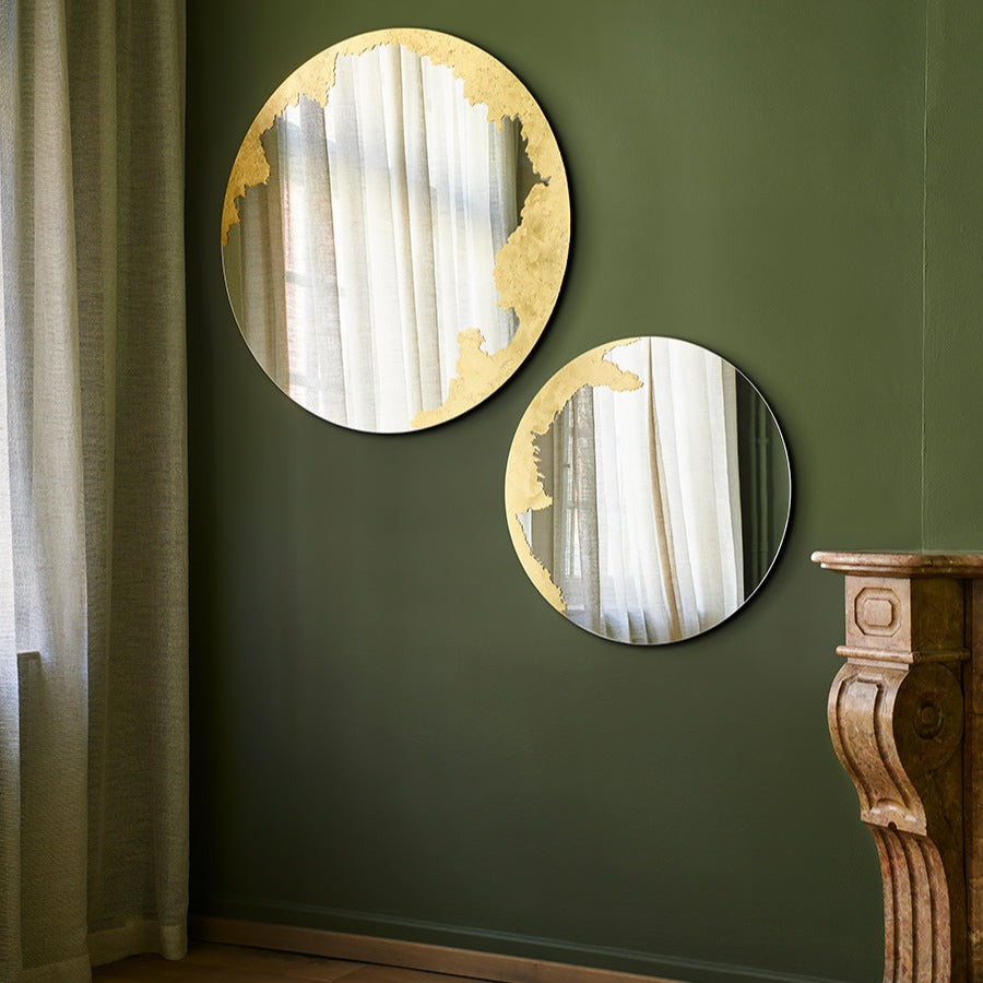 Designspiegel Ornato mit Blattgold im Wohnraum