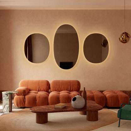 Designspiegel Brio Bronze mit LED-Licht im Wohnraum