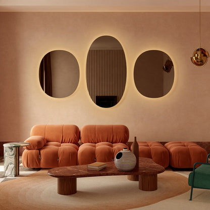 Designspiegel Brio Bronze mit LED-Licht im Wohnraum