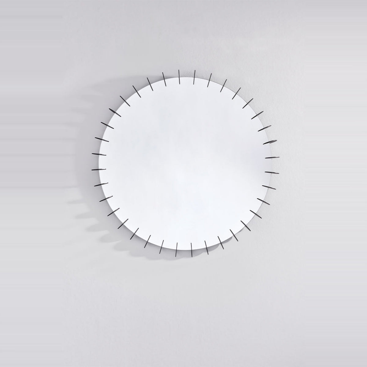 Runder Designspiegel Ray freigestellt