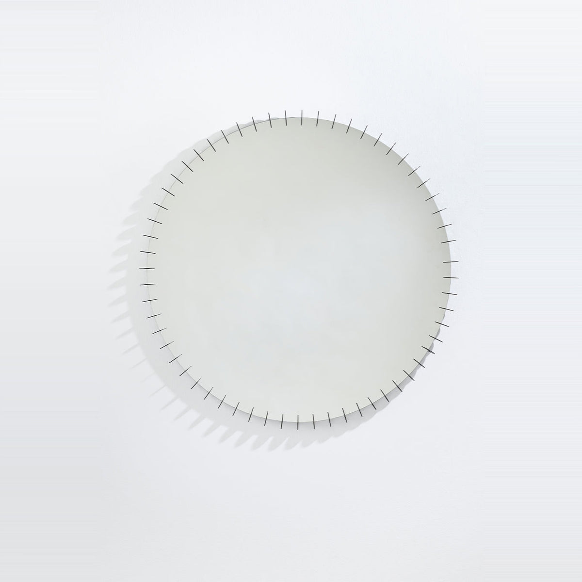Runder Designspiegel Ray freigestellt
