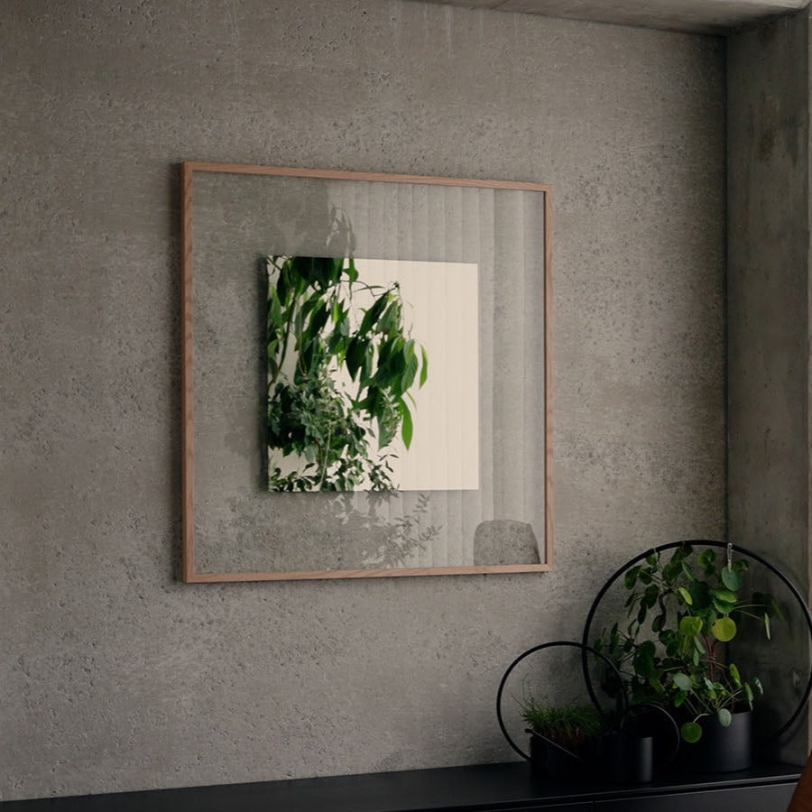 Designspiegel Passepartout mit Eichenrahmen im Wohnraum