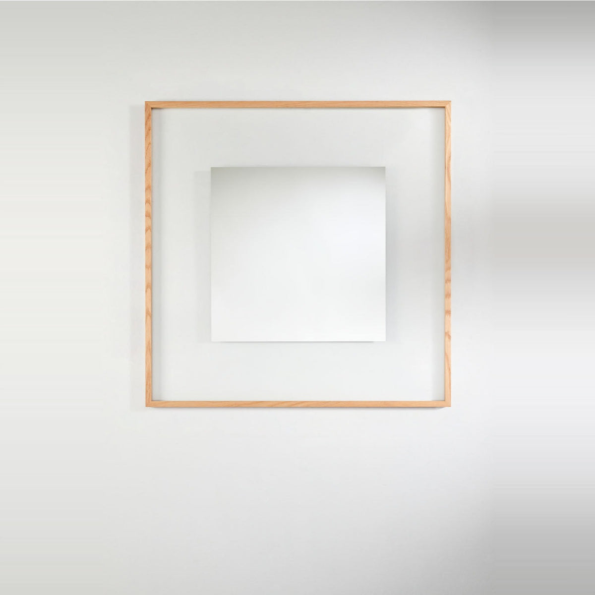 Designspiegel Passepartout mit Eichenrahmen freigestellt