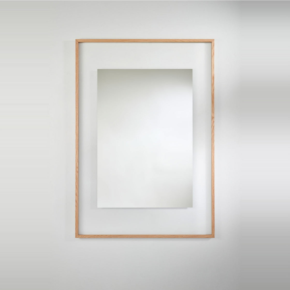 Designspiegel Passepartout mit Eichenrahmen freigestellt
