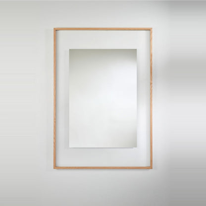 Designspiegel Passepartout mit Eichenrahmen freigestellt