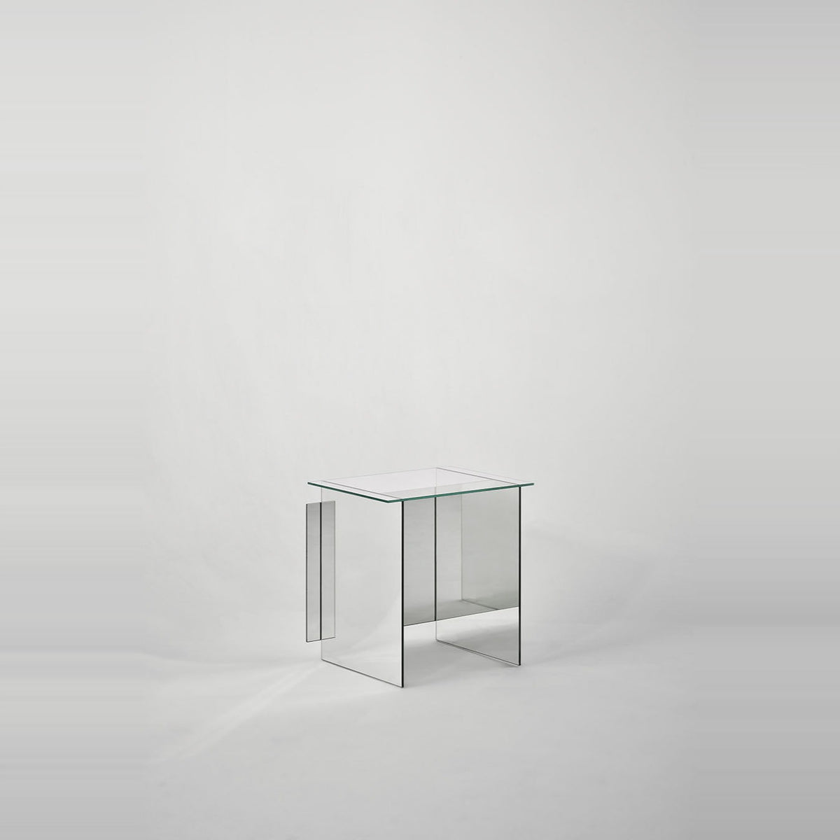 Beistelltisch Fragments aus Glas und Spiegel freigestellt