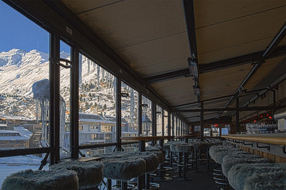 ExtremeLine HeatShine über einer überdachten Terrasse mit Sitzgruppe