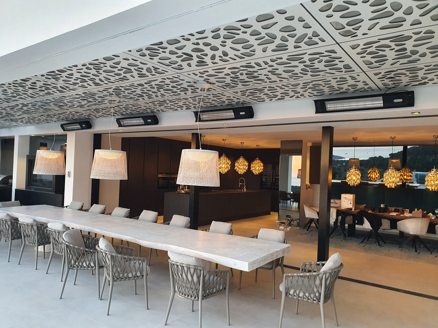 ExtremeLine HeatShine in Schwarz über einer Outdoor-Lounge