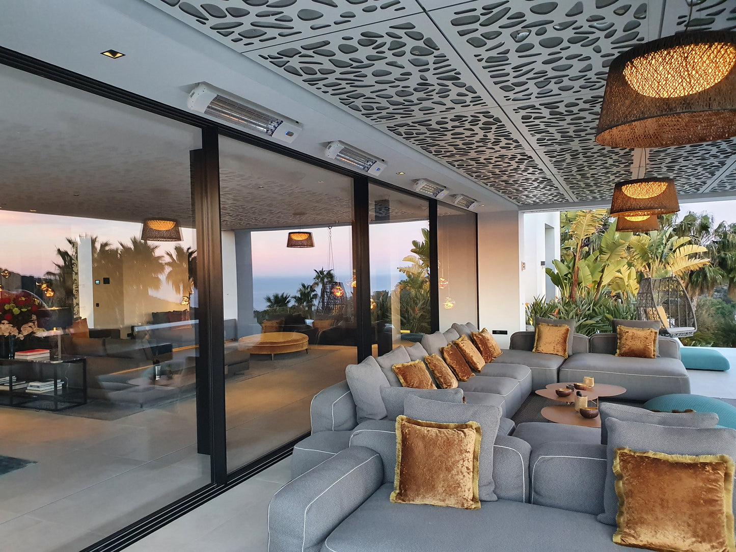 ExtremeLine HeatShine in Weiß über einer Outdoor-Lounge