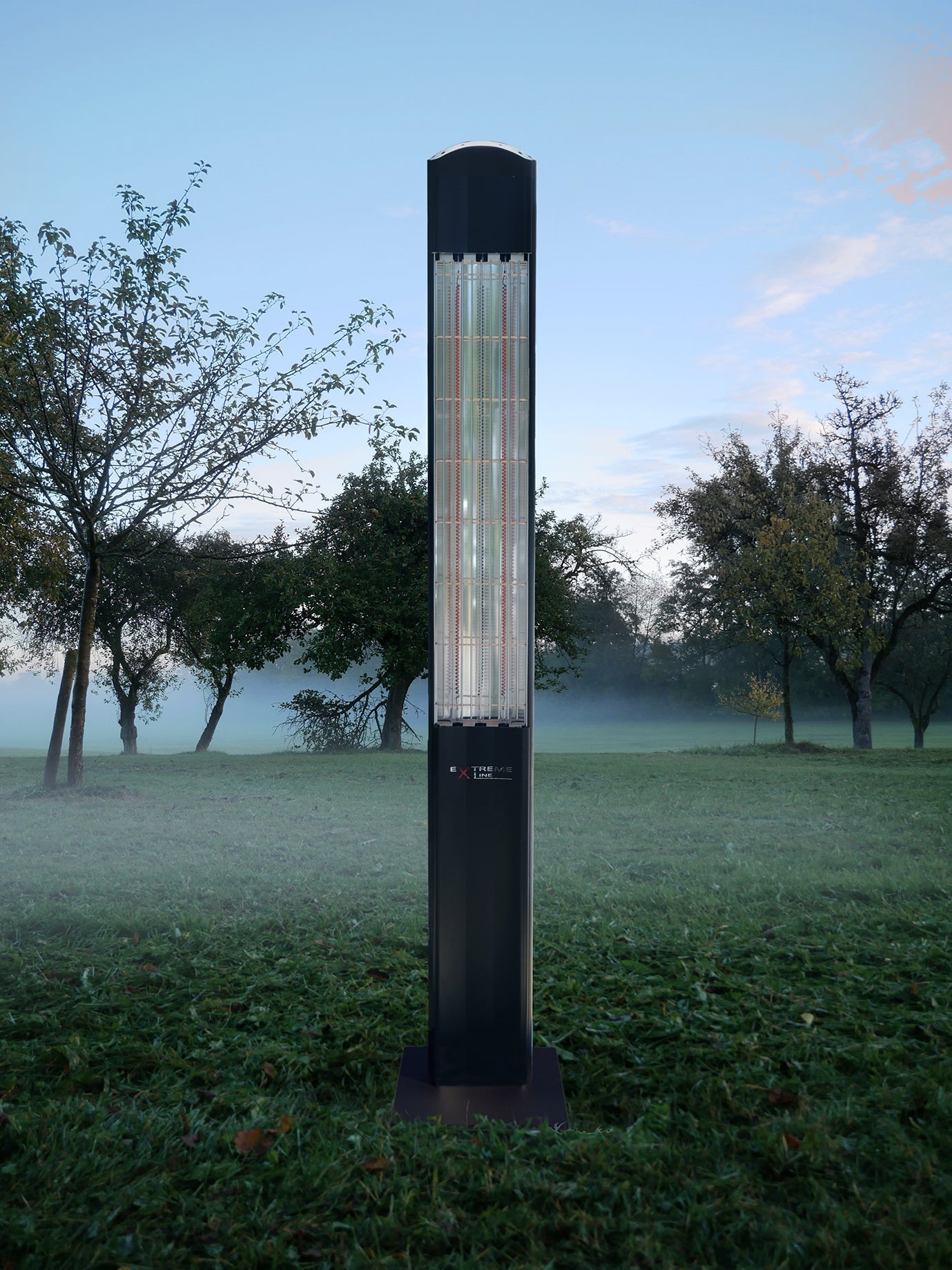 ExtremeLine HeatTower auf einer Terrasse im Herbst