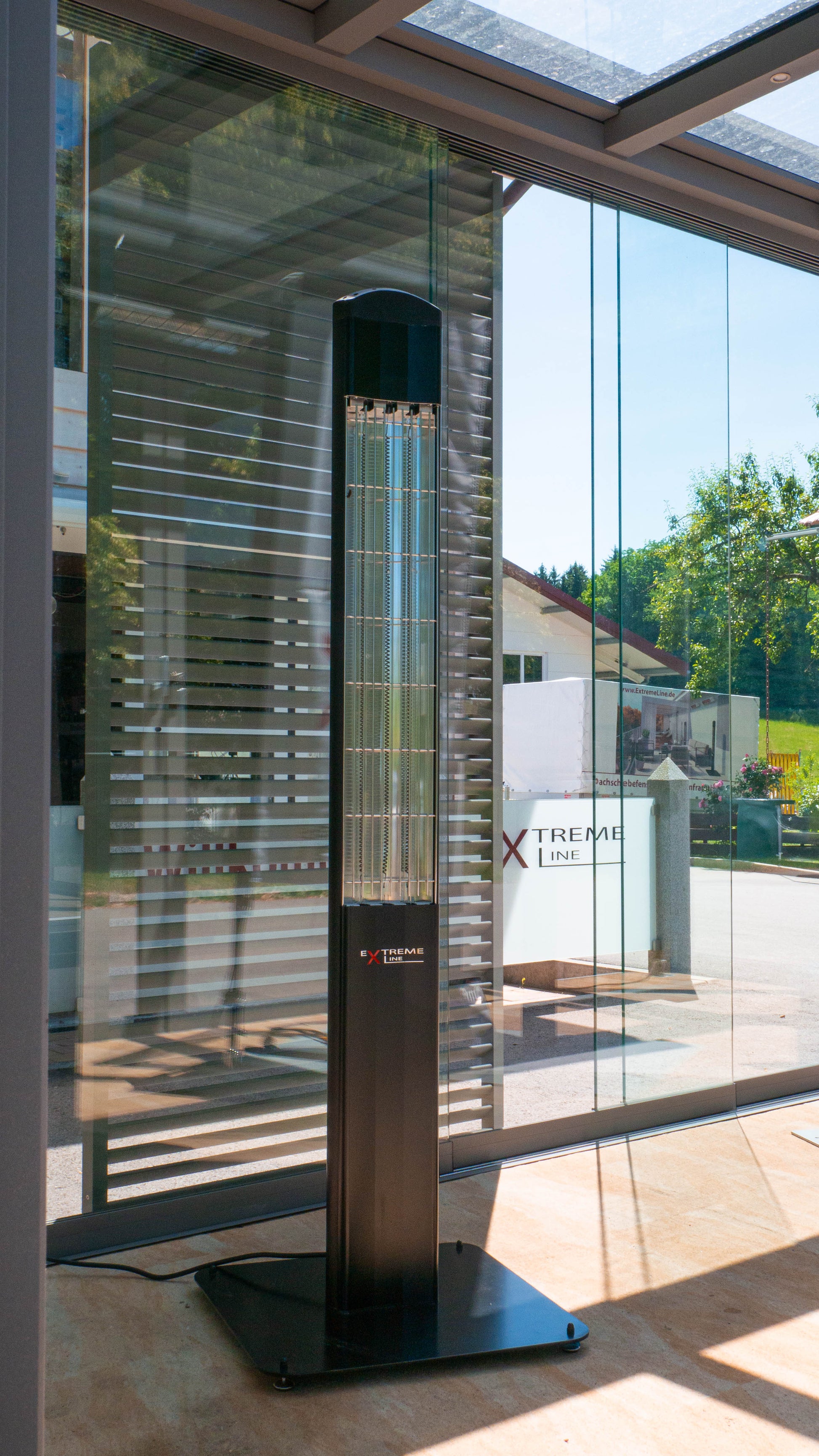 ExtremeLine HeatTower im Wintergarten neben der Sitzgruppe