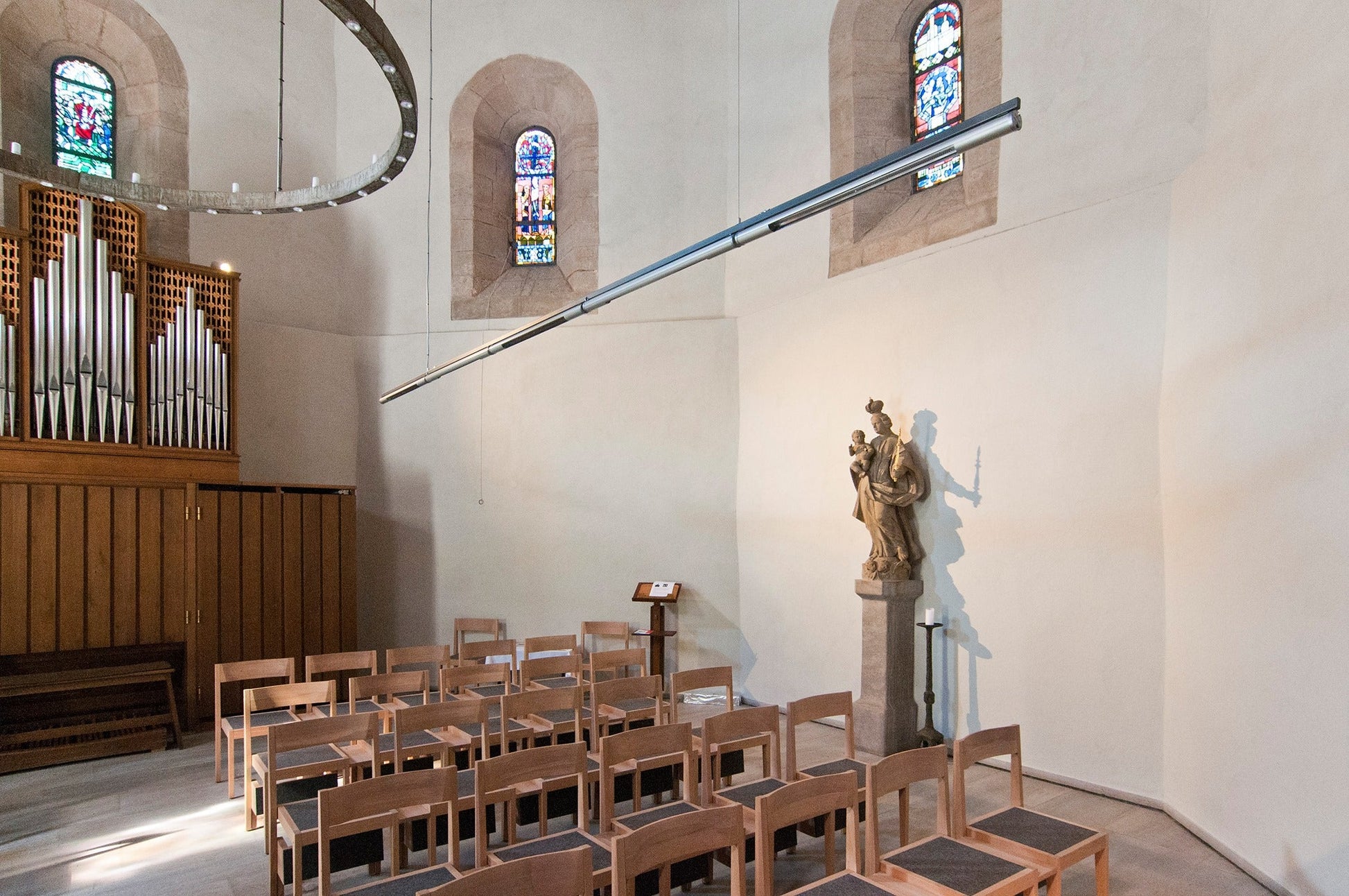 ExtremeLine HeatTube in einem hohen Innenraum an der Decke