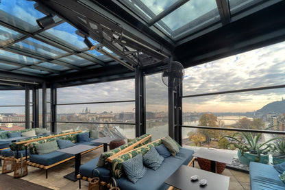 ExtremeLine HeatZone Dunkelstrahler auf der Dachterrasse einer Hotelbar
