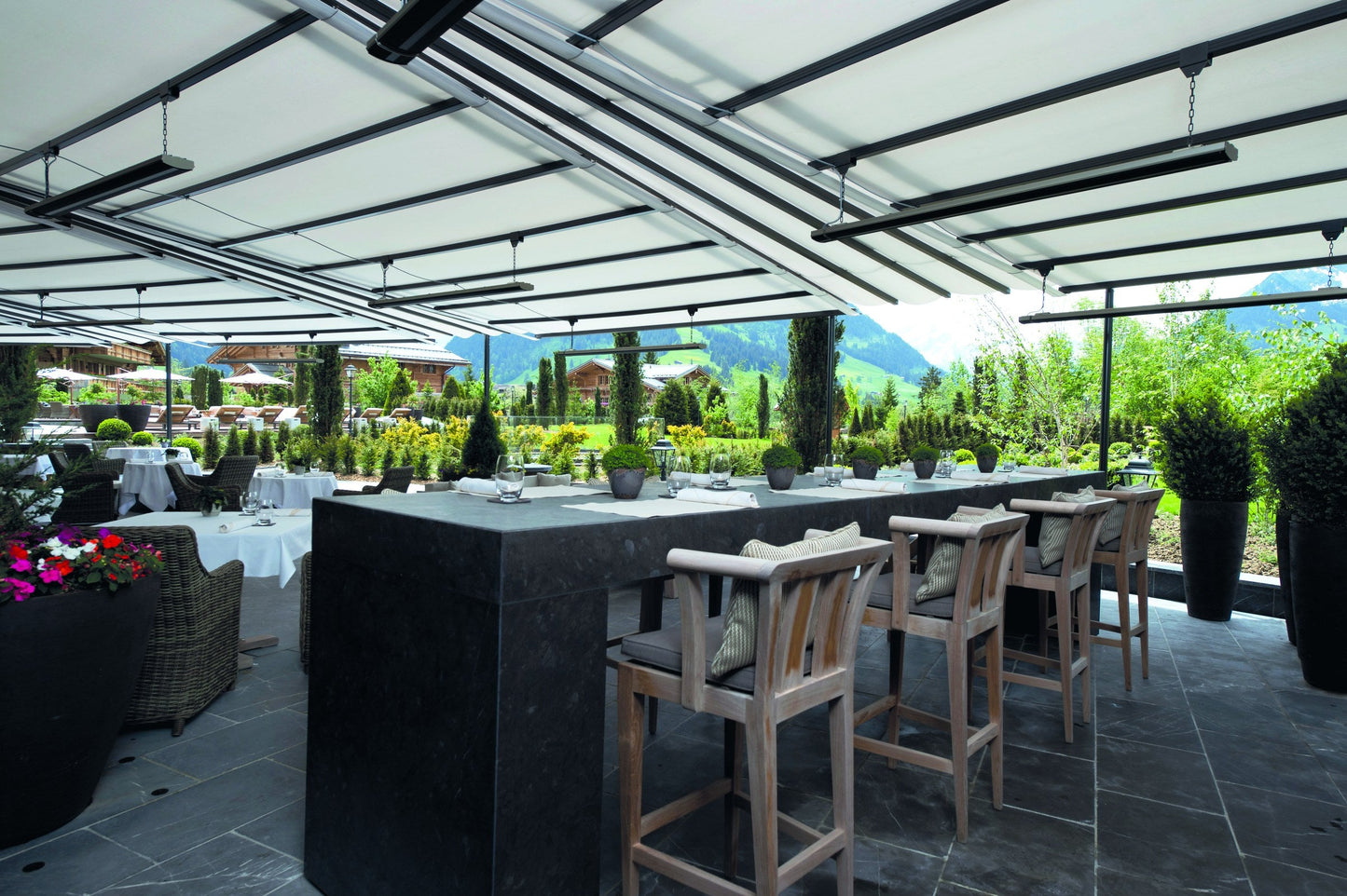 ExtremeLine HeatZone in einer Gastronomie mit Bergblick