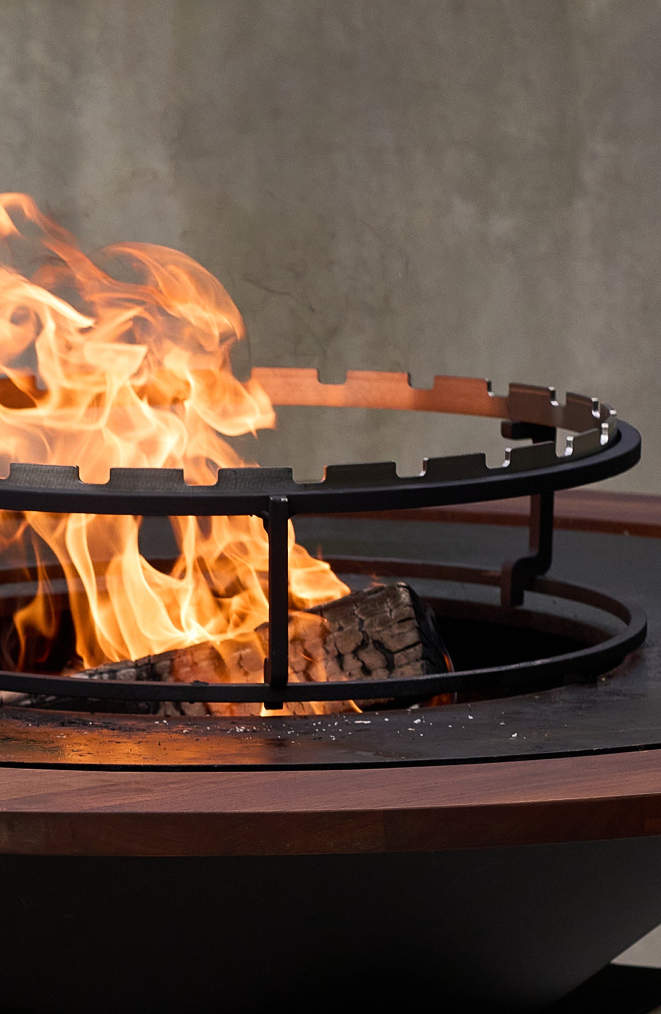 OFYR Horizontal Skewers Ring über dem Feuer auf der Feuerplatte – für Grillspieße im Churrasco-Stil