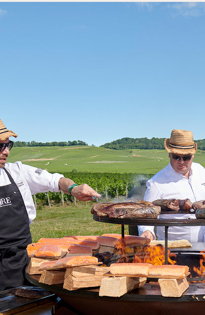 OFYR Plate Extension Set XL im Einsatz – Showcooking auf dem OFYR XL mit erhöhtem Grillhalter, Fisch und Fleisch über dem Feuer