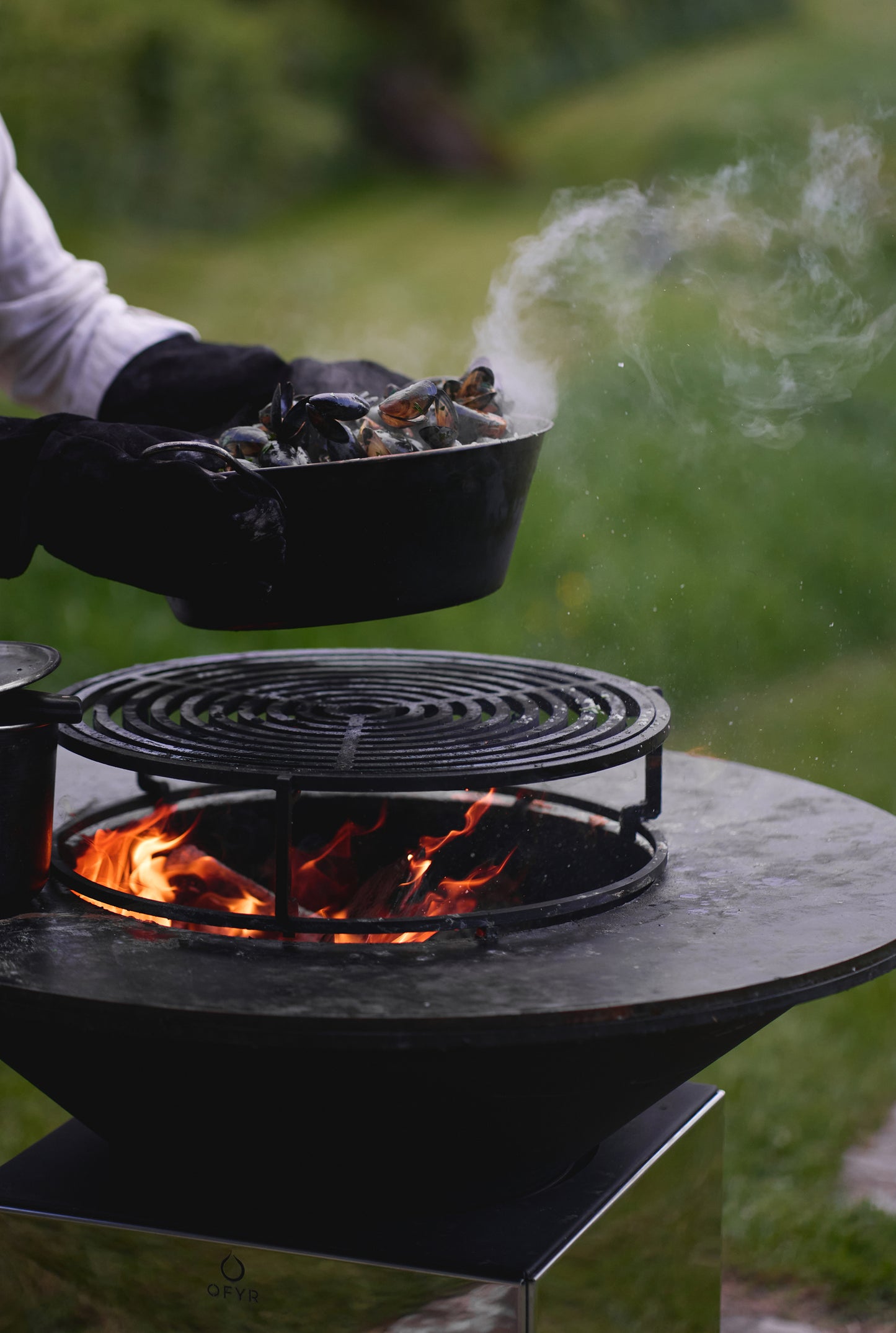 Muscheln zubereiten auf dem OFYR Grillrost über dem Feuer