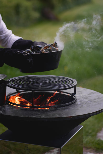 Muscheln zubereiten auf dem OFYR Grillrost über dem Feuer