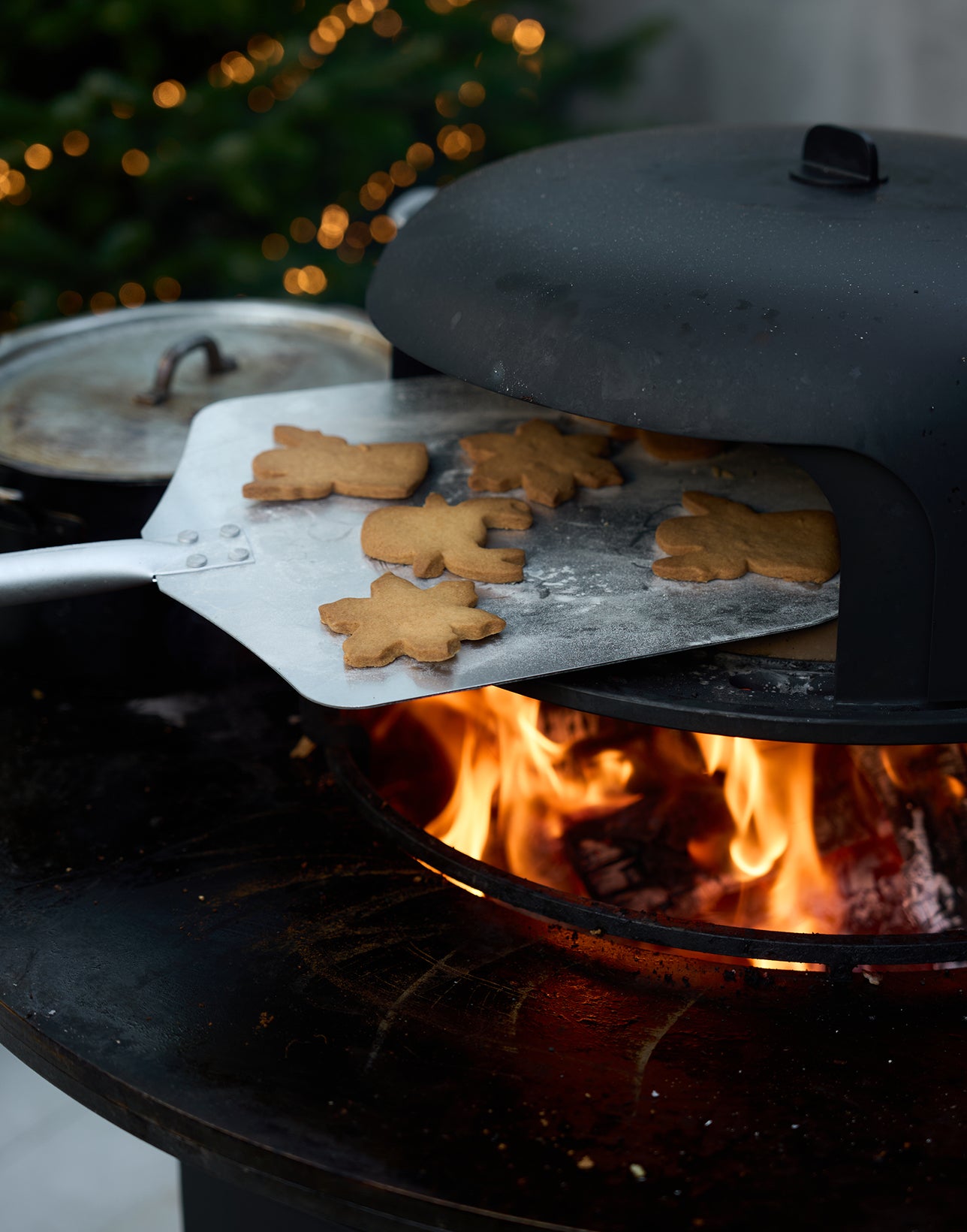 Plätzchen backen im OFYR Pizza Oven über offenem Feuer