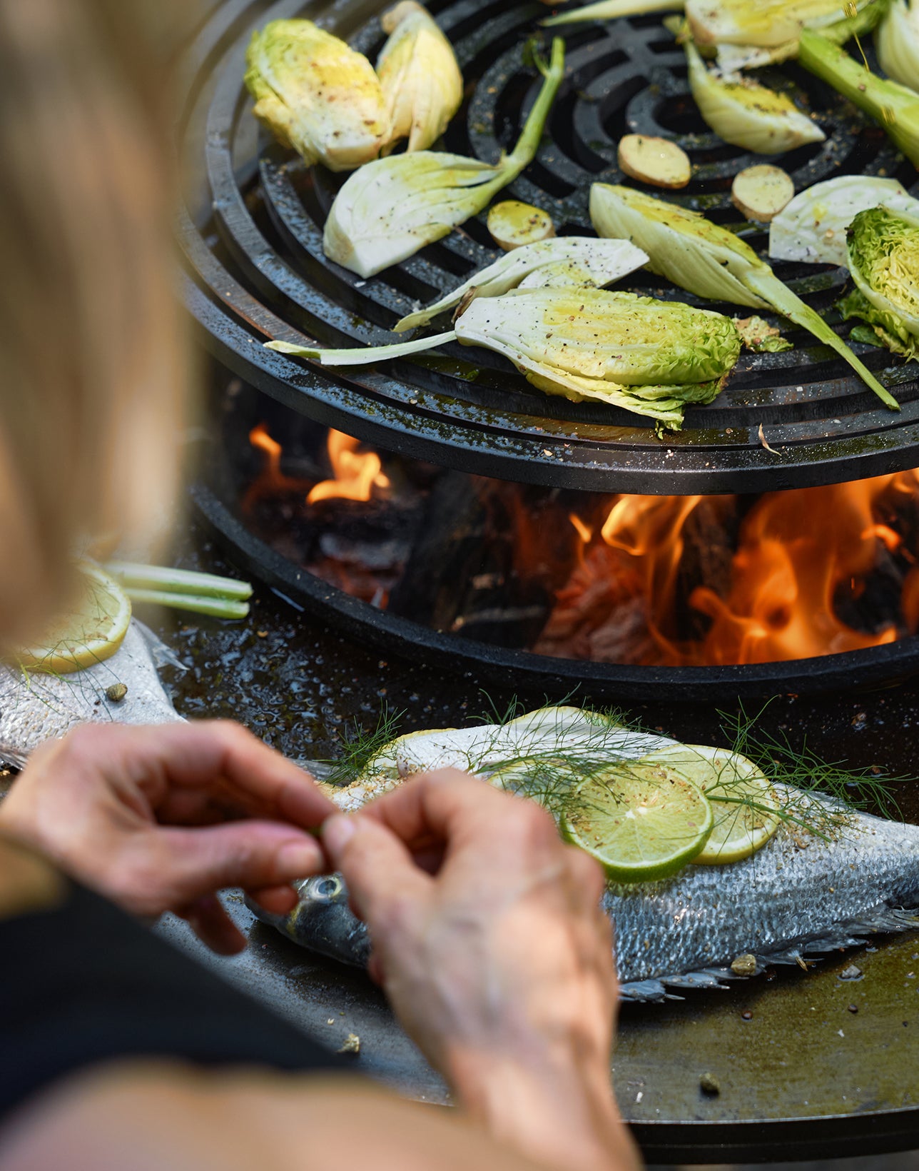 Gemüse und Fisch grillen auf dem OFYR Grillrost