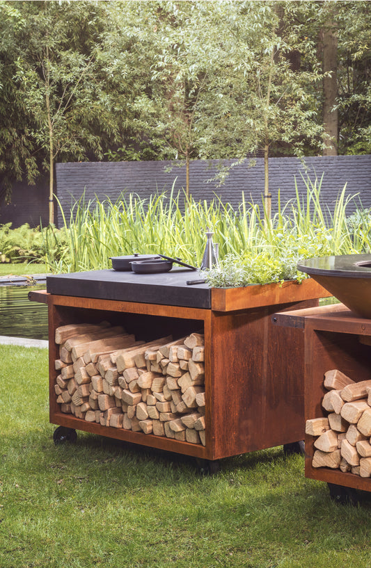 OFYR Mise & Place Corten-Tisch mit Steinplatte und Holzfach im Garten