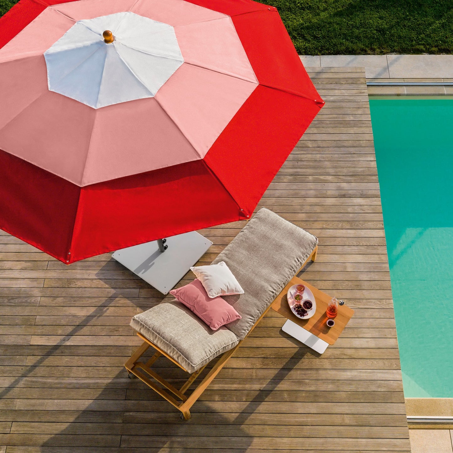 Klassiker Breeze Kirschrot-Rosa-Weiß über New Hampton Sonnenliege – Lifestyle