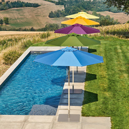 Klassiker Sonnenschirme in verschiedenen Farben am Pool – Lifestyle