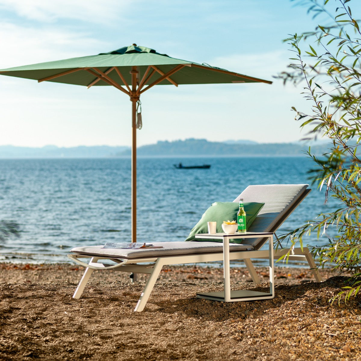 Klassiker Olive über Minu Sonnenliege am See – Lifestyle