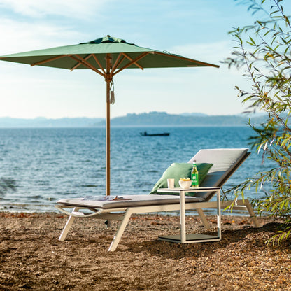 Klassiker Olive über Minu Sonnenliege am See – Lifestyle