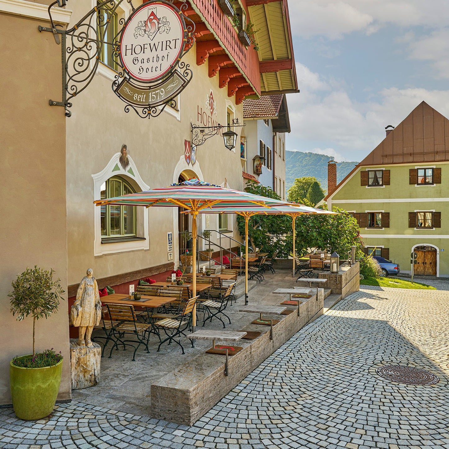 Professional Schirme 350 Multicolor vor dem Hotel Hofwirt – Lifestyle