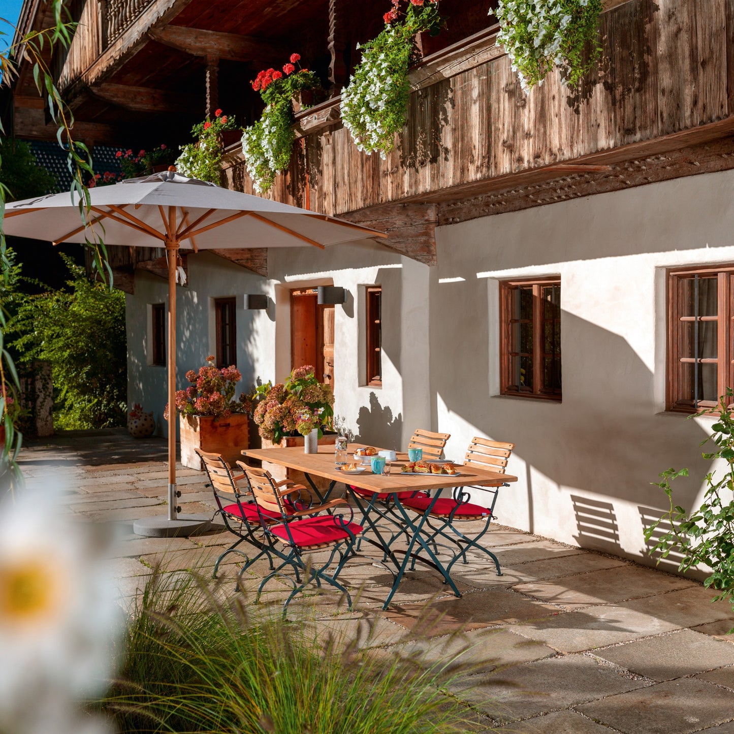 Teakschirm Grau über Classic Sitzgruppe Dunkelgrün – Lifestyle