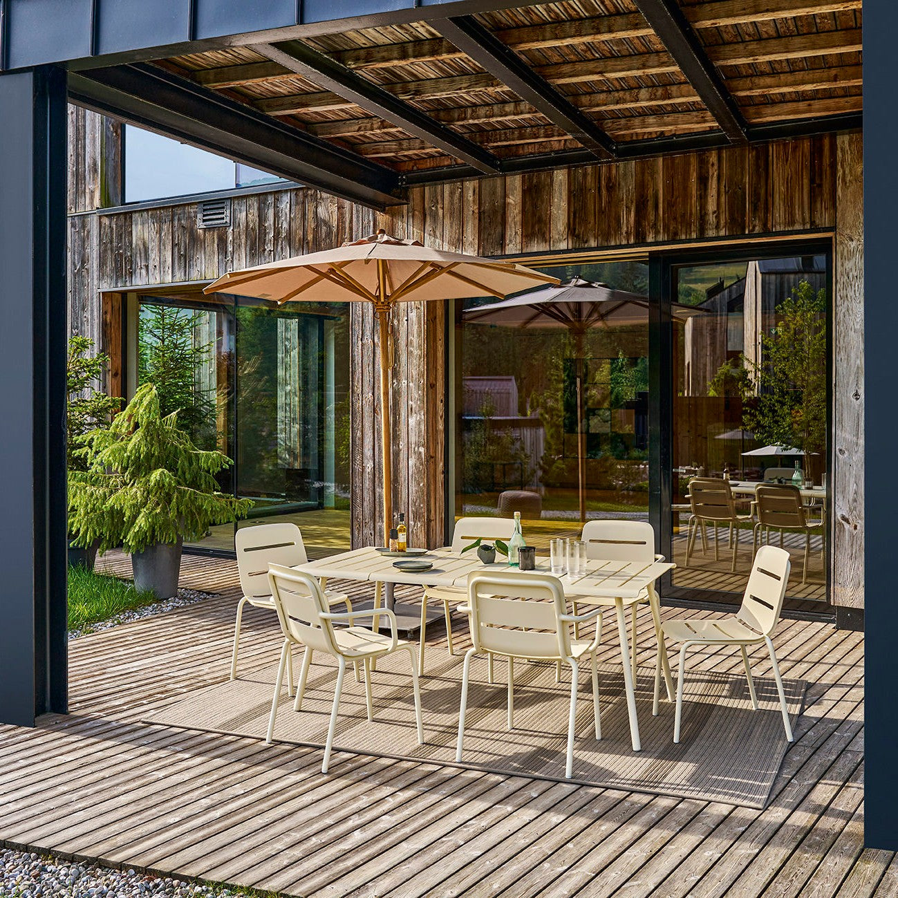 Teakschirm 250 Muskat mit Vapio Sesseln Creme – Lifestyle