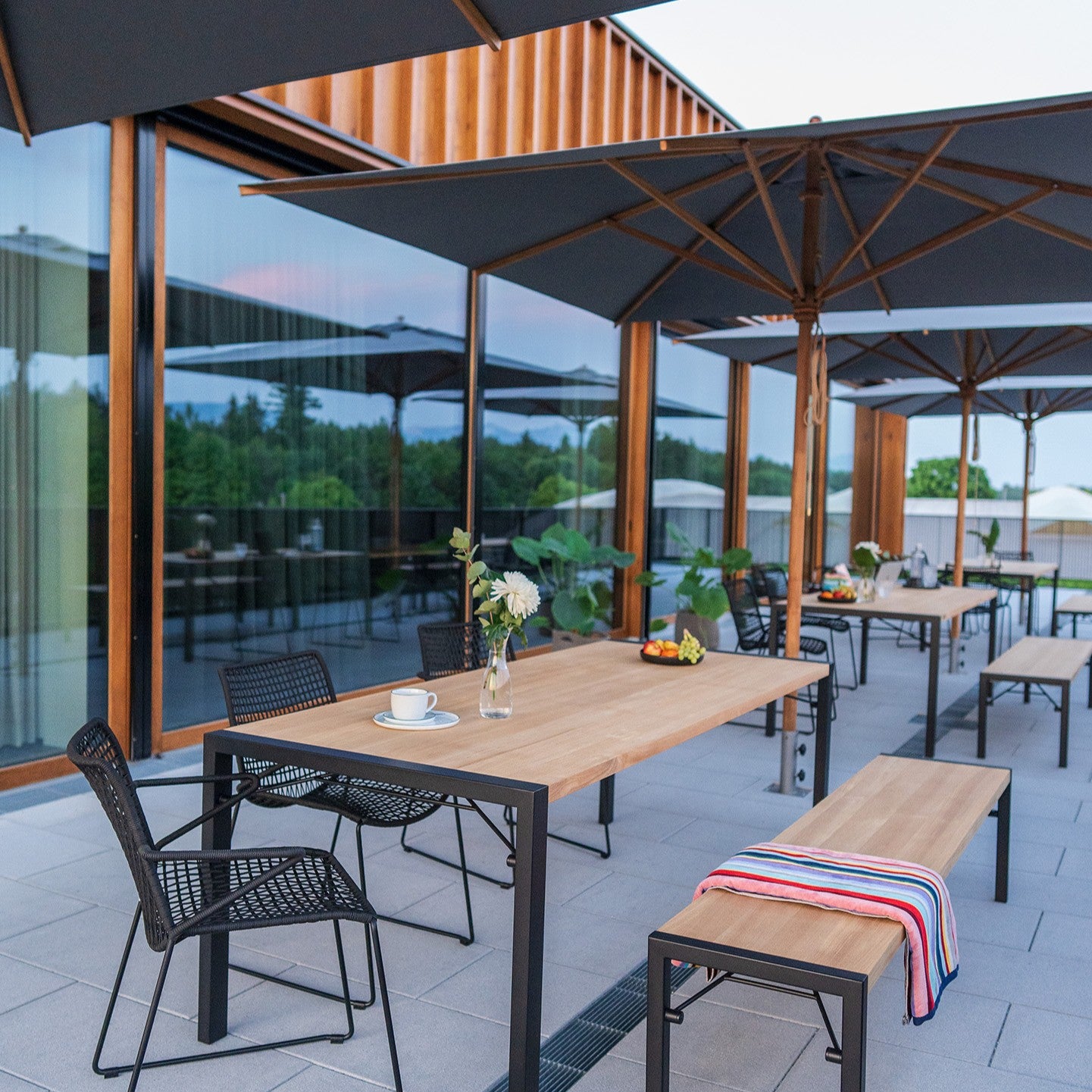 Teakschirm mit Flip Tisch und Slope Sesseln Schwarz – Lifestyle