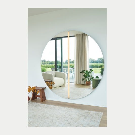 Runder Designspiegel Luna Light Round L mit indirektem LED-Licht im Wohnraum