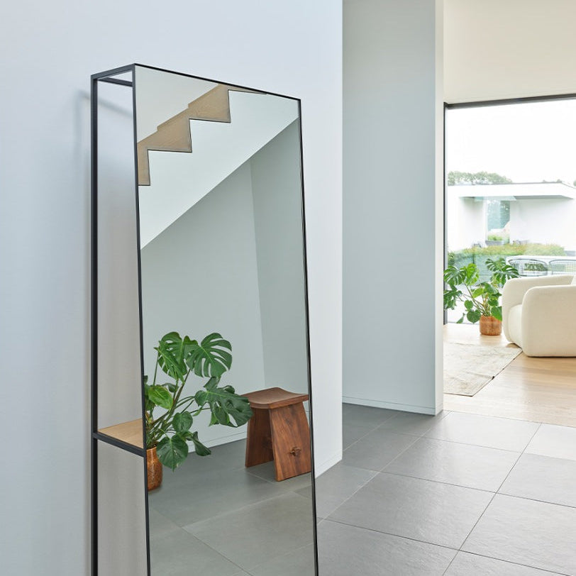 Standspiegel Chassis XL Black von Deknudt Mirrors, an die Wand gelehnt