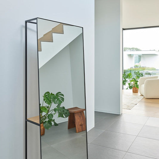 Standspiegel Chassis XL Black von Deknudt Mirrors, an die Wand gelehnt