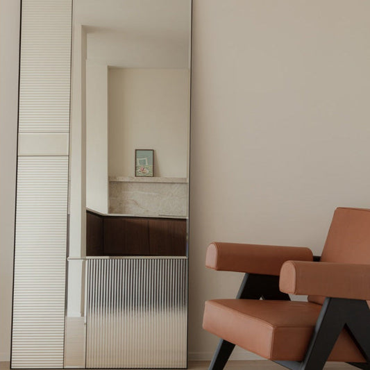 Designspiegel Finestra Flutes XL von Deknudt Mirrors im Wohnraum