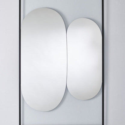 Designspiegel Squeeze von Deknudt Mirrors an der Wand