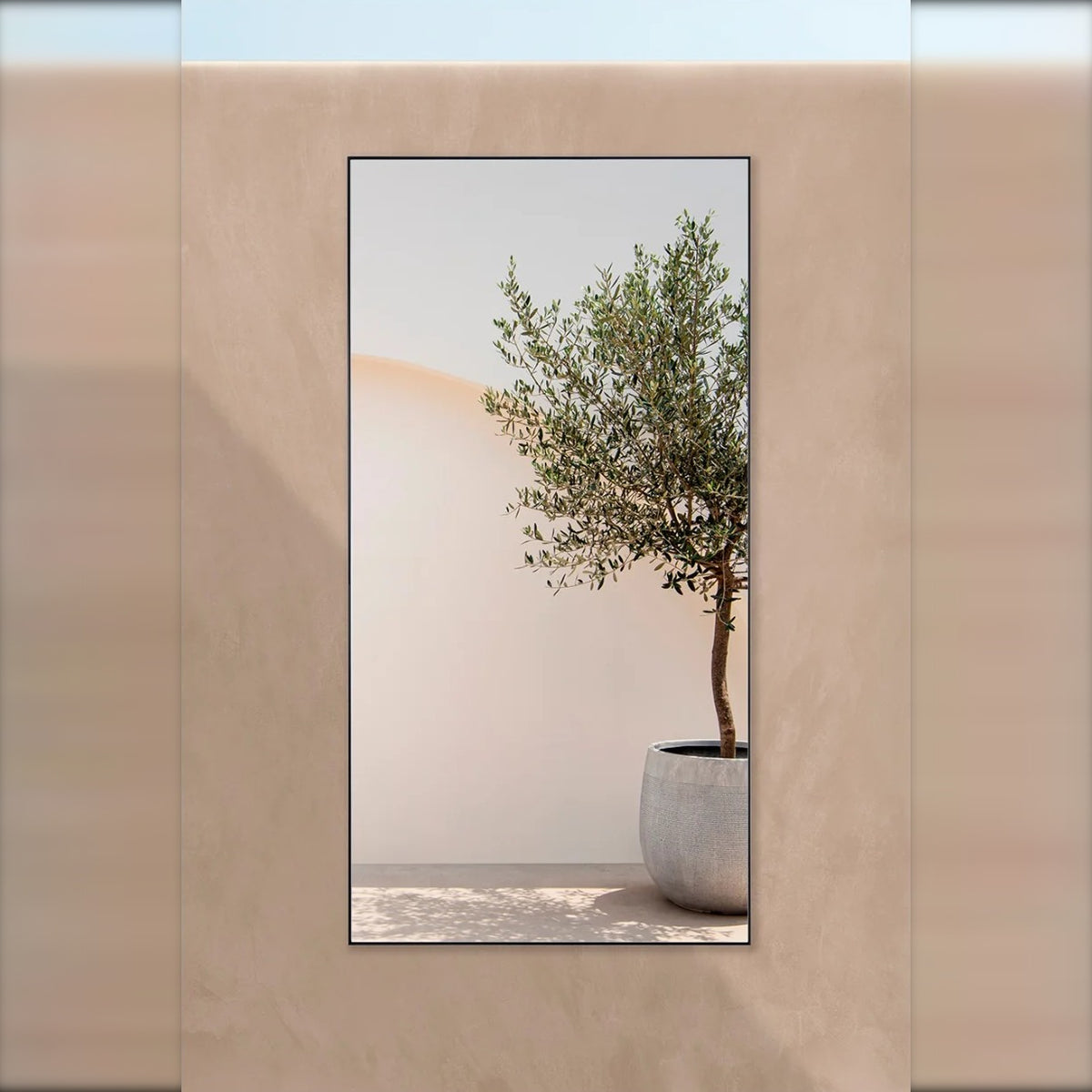 Outdoor-Spiegel Lucka XXL von Deknudt Mirrors an der Wand