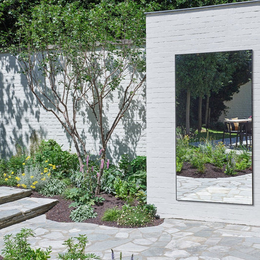 Outdoor-Spiegel Lucka XXL von Deknudt Mirrors im Garten
