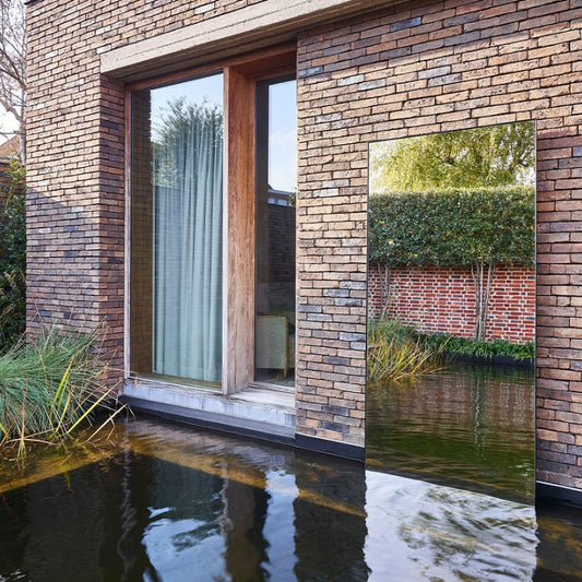 Outdoor-Spiegel Lucka XL von Deknudt Mirrors an der Hauswand