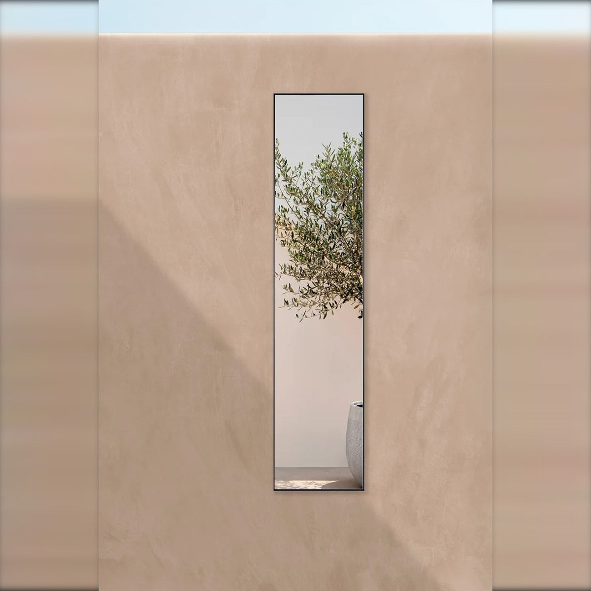 Outdoor-Spiegel Lucka Hall von Deknudt Mirrors an der Wand