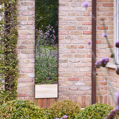 Outdoor-Spiegel Lucka Hall von Deknudt Mirrors an einer Ziegelwand