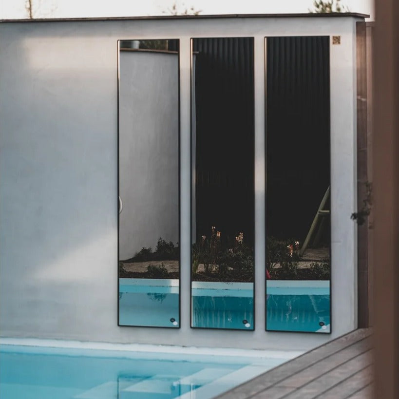 Outdoor-Spiegel Lucka Hall von Deknudt Mirrors am Pool