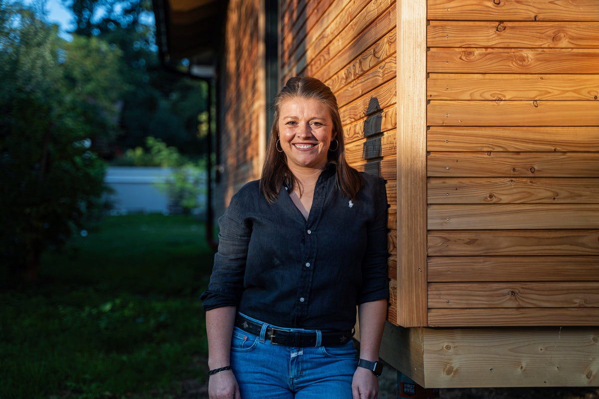 Simone Huber vor dem Tiny Haus mit Garten